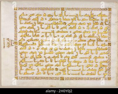 Qur'an Manuscript Folio (recto; rückseitig); linke Seite von Bifolio, 800 m. Nordafrika, Aghlabide oder Abbasiden, 9. Jahrhundert. Gold, Tinte und Farben auf Pergament; insgesamt: 26.7 x 73 cm (10 1/2 x 28 3/4 Zoll); Textbereich: 22.8 x 30 cm (9 x 11 13/16 Zoll). Aufgrund ihrer Verbindung mit dem Koran wurde die Kalligraphie über alle anderen Kunstformen in der islamischen Welt erhoben. Die arabische Schrift wurde in den 600er und 700er Jahren von einer unbeholfenen und fast unleserlichen Form des Schreibens transformiert, um sie würdig zu machen, das Göttliche Wort aufzunehmen. In den 800er Jahren produzierten muslimische Schriftgelehrte Kopien des Koran, die wahr waren Stockfoto