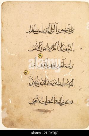 Qur'an Manuscript Folio (recto; rückseitig) [linke Seite von Bifolio], 1300er-1400er. Ägypten, Mamluk-Zeit (1250–1517). Tinte, Gold und Farben auf Papier; Blatt: 23.7 x 16.2 cm (9 5/16 x 6 3/8 Zoll); Textbereich: 15.4 x 8.5 cm (6 1/16 x 3 3/8 Zoll). Durch die arabische Sprache wurde der Koran dem Propheten Muhammad in den 600er Jahren offenbart. Die hier geschriebenen Verse (ayat) stammen aus dem 53. Kapitel (Sure) des Korans, auch bekannt als die Sure an-Najm, das Kapitel des Sterns. Die Bedeutung des Qur’an gibt eine Erklärung Stockfoto