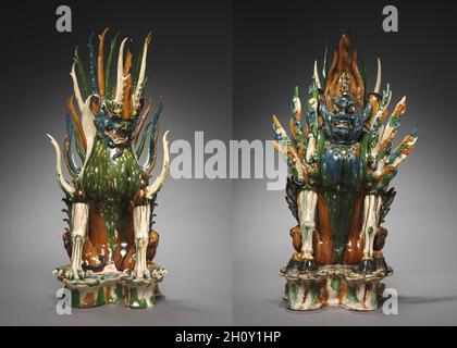 Tomb Guardians, Anfang 700. China, wahrscheinlich Provinz Shaanxi, Xi'an, Tang-Dynastie (618-907). Glasiertes Steingut, Sancai (dreifarbig); Teil 1: 92.3 x 43.8 x 41.9 cm (36 5/16 x 17 1/4 x 16 1/2 Zoll); Teil 2: 88.9 x 41 x 50.8 cm (35 x 16 1/8 x 20 Zoll). Mit ihren heftigen Ausdrücken und übertriebenen körperlichen Eigenschaften sollten diese beiden fantastischen Schutzgeschöpfe den Eingang zu einem Grab schützen, das Böse abschrecken und die Seele des Verstorbenen vor dem Wandern bewahren. Bekannt als 'Erdgeister' oder Qitou, unterscheiden sie sich in ihrem Aussehen deutlich: Man hat ein tierisches Gesicht und ein Paar Stockfoto