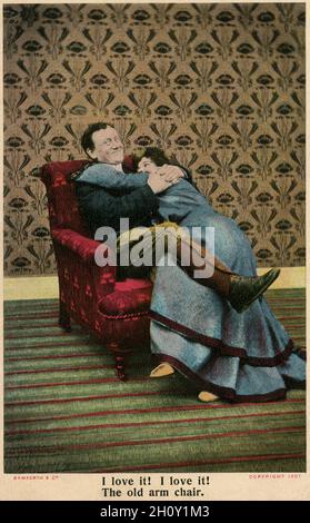 „Ich liebe es! Ich liebe es! The old armchair': Vintage Edwardian Bamforth Comic Series Postkarte, datiert 1907, Nummer 1319 Stockfoto