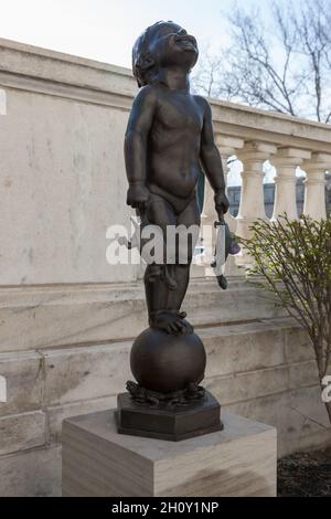 Schildkröte Baby, c. 1910–16. Edith Barretto Stevens Parsons (Amerikanerin, 1878-1956). Bronze; insgesamt 104.2 cm (41 Zoll). Bekannt wurde Parsons durch ihre Gartenskulpturen von kleinen Kindern, die von Tieren begleitet wurden, die ein Kommentator lobte, weil er „das Glück des Lebendigseins“ einfangen konnte. In Turtle Baby, ihrer berühmtesten Komposition, wurde die Figur des Mädchens ihrer Tochter nachempfunden. Die Skulptur, die als Brunnen konzipiert wurde, verfügt über interne Wasserleitungen, die aus den Mündern der vier Schildkröten, die ihren Fuß umkreisen, austreten. Stockfoto