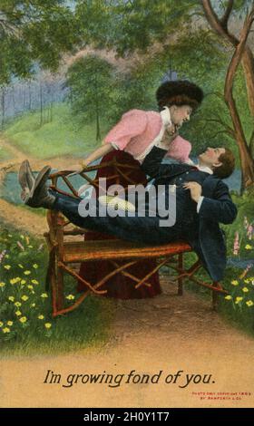 'I'm Growing Fond of You': Vintage Edwardian Bamforth Comic Series Postkarte, datiert 1909, Nummer 1472 Stockfoto