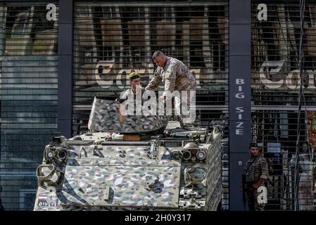 Beirut, Libanon. Oktober 2021. Die libanesische Armee sichert das Tayouneh-Gebiet in Beirut nach den tödlichen gewalttätigen Zusammenstößen zwischen muslimischen schiitischen Militanten pro-iranischer Hisbollah und Gegnern. Bei einem Protest gegen einen Richter, der die massive Explosion im Hafen der Stadt im vergangenen Jahr untersucht, wurden heute in Beirut mindestens sechs Menschen getötet und 32 weitere verletzt. Quelle: Marwan Naamani/dpa/Alamy Live News Stockfoto