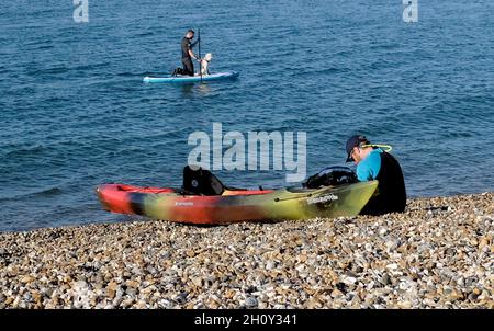 Ein Mann und sein Hund segeln auf einem Kajak auf hampton-on-Sea, Insel thanet, Ost-kent, uk september 2021 Stockfoto