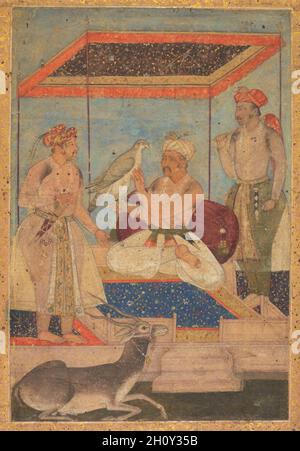 Akbar und Jahangir untersuchen einen Ghir Falken, während Prinz Khusrau hinter sich steht, c. 1602–4. Mogulindien. Gummitemperatur und Gold auf Papier; Seite: 35.8 x 23.4 cm (14 1/8 x 9 3/16 Zoll). Kaiser Akbar sitzt unter einem Baldachin gegen einen purpurnen Polster und sieht alt und verwornt aus, wahrscheinlich nicht lange vor seinem Tod. Er untersucht einen ausgebildeten Falken der Art, die die Moguln in der Jagd verwendet. Dieser Falke scheint von Akbars Sohn Prinz Salim zu stammen, der in einer Geste des Schenkens vor ihm steht. Eine stattliche schwarze Antilope, ein wildes Tier jetzt ein Haustier, gespannt und trägt eine Glocke, hockt am Fuße der Stufen l Stockfoto