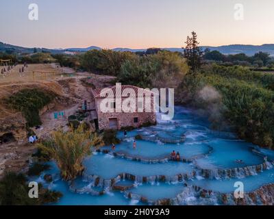 Toscane Italien August 2021, Naturheilbad mit Wasserfällen und heißen Quellen in den Saturnia Thermalbädern, Grosseto, Toskana, Italien Luftaufnahme der natürlichen Thermalwasserfälle in Saturnia Toscany Stockfoto