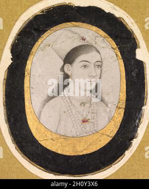 Juwel Porträt eines jungen Mädchen, c.. 1660. Indien, Mughal, 17. Jahrhundert. Tuschezeichnung mit leichten Farbakzenten; Bild: 3.3 x 2.4 cm (1 5/16 x 15/16 Zoll); insgesamt: 4.6 x 3.8 cm (1 13/16 x 1 1/2 Zoll). Diese kleine Zeichnung eines jungen Mädchens, das eine Chaghtai-Mütze trägt, kann ein Abbild eines Mitglieds einer königlichen oder höfischen Mughal-Familie sein. Die Genauigkeit der weiblichen Porträtaufnahmen ist ein ungelöstes Problem in der Mogulkunst, da es viele Bilder von Frauen gibt, die eher Studien der weiblichen Schönheit als visuelle Aufzeichnungen von echten Menschen zu sein scheinen. Da das Mädchen in diesem Bild jedoch kein idealisierter Typ ist, ist es mehr Stockfoto