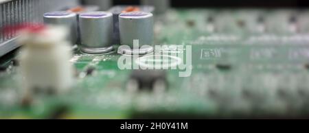 Halbleiter. cpu-Chip auf der grünen Hauptplatine des Computers. Halbleiterplatine der Hauptplatine. Hightech-Computerplatine mit Hersteller Stockfoto