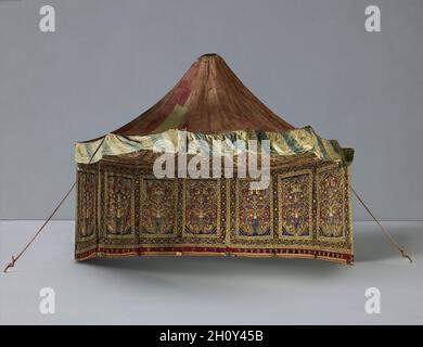 Königliches rundes Zelt für Muhammad Shah, 1834-48. Iran, Rasht, Qajar-Zeit (1779-1925). Innen: Wolle: Leinwandbindung, Intarsien; Seide: Stickerei, Kettenstich; Klebeband, Leder Exterieur: Baumwolle, Wolle: Leinwandbindung; Seil, Eisenring; Overall: 360 x 400 x 400.1 cm (141 3/4 x 157 1/2 x 157 1/2 in.). Königliche Zelte waren mächtige Symbole von Autorität, Reichtum und Macht im gesamten Nahen Osten. Herrscher besaßen Tausende von Zelten. Sie wurden für Unterschlupf, Schatten und unzählige Funktionen in Zeltcompounds verwendet, die für imperiale Zeremonien, Reisen und militärische Kampagnen unerlässlich waren. Ausgezeichnet Stockfoto