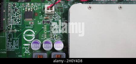 Halbleiter. cpu-Chip auf der grünen Hauptplatine des Computers. Halbleiterplatine der Hauptplatine. Hightech-Computerplatine mit Hersteller Stockfoto