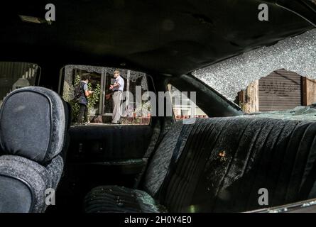 Beirut, Libanon. Oktober 2021. Nach den tödlichen gewalttätigen Zusammenstößen zwischen muslimischen schiitischen Militanten der pro-iranischen Hisbollah und Gegnern wird ein Auto beschädigt. Bei einem Protest gegen einen Richter, der die massive Explosion im Hafen der Stadt im vergangenen Jahr untersucht, wurden heute in Beirut mindestens sechs Menschen getötet und 32 weitere verletzt. Quelle: Marwan Naamani/dpa/Alamy Live News Stockfoto