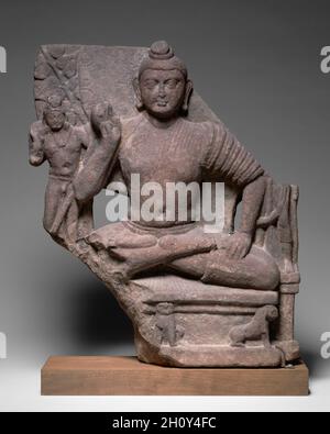 Sitzender Shakyamuni Buddha, c. 120. Nordindien, Uttar Pradesh, Mathura, Kushan-Zeit. Rot melierter Sandstein; insgesamt 51.4 cm (20 1/4 in.). Diese frühe Form des Buddha-Bildes zeigt ihn auf einem Altar unter dem Bodhi-Baum sitzend. Ein gewickelter Kopfknoten aus Haaren und länglichen Ohrläppchen verweist auf sein Leben als Prinz, als er einen Turban und schwere Ohrringe trug. Hinter seinem Kopf ist eine Sonnenscheibe, wie ein Heiligenschein, und Löwen auf dem Thron deuten auf die Verbreitung seiner Lehren in alle vier Richtungen hin. Stockfoto