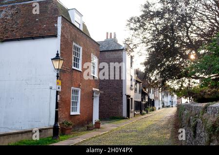 Gaslampe Gaslicht an der Ecke des Church Square Street Blick auf historische Häuser Häuser Häuser in Rye East Sussex England Großbritannien Großbritannien KATHY DEWITT Stockfoto