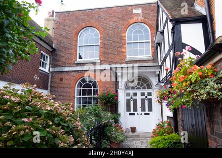 Weiße Türen Eingang Außenansicht der schönen roten Backstein georgianischen Haus und Garten in Rye East Sussex England Großbritannien Großbritannien KATHY DEWITT Stockfoto