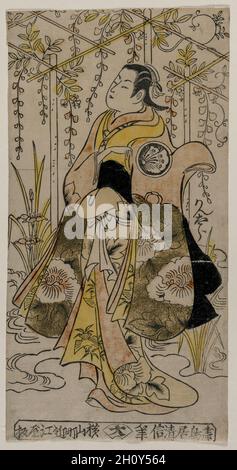 Sanjo Kantaro als junge Frau, die in einer Wisteria Arbor, ca. Anfang oder Mitte der 1730er Jahre, steht. Torii Kiyonobu I (Japanisch, 1664-1729). Farbholzschnitt; Blatt: 29.8 x 15.2 cm (11 3/4 x 6 Zoll). Dieser seltene, handkolorierte Druck beinhaltet eine Technik namens urushi-e, wörtlich „Lackbild“, bei der der Künstler Hirschkleber über Bereiche mit schwarzem Pigment malt und einen glänzenden Effekt erzeugt, der an Lack erinnert. Metallspäne wurden manchmal auf das Pigment zur dekorativen Wirkung gestreut. Kiyonobus Drucke sind charakteristisch handgefärbt und schwarz umrandet. Inspiriert von einer Familientradition des Pai Stockfoto