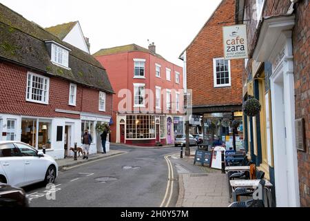 Cafe Zara, Mann, der Hunde an Kunstgalerie und Geschäften entlang der High Street in 2021 Rye, East Sussex England Großbritannien Großbritannien KATHY DEWITT Stockfoto