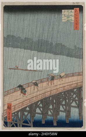 Plötzliche Dusche über Shin-Ōhashi-Brücke und Atake, aus der Serie hundert berühmte Ansichten von Edo, 1857. Utagawa Hiroshige (Japanisch, 1797-1858). Farbholzschnitt; Blatt: 35.3 x 23.2 cm (13 7/8 x 9 1/8 Zoll). Die Ohashi-Brücke, die durch Edo verläuft, war eine von 300 Brücken, die den Sumida-Fluss überquerten. Dieses Print-Design, das etwa ein Jahr vor Hiroshiges Tod veröffentlicht wurde, veranschaulicht die Beherrschung des Künstlers, atmosphärische Bedingungen einzufangen. Figuren rasten über die Brücke inmitten von verschlungsvollen Regenbögen. Stockfoto