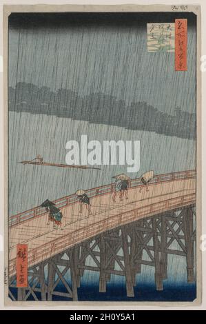 Plötzliche Dusche über Shin-Ōhashi-Brücke und Atake, aus der Serie hundert berühmte Ansichten von Edo, 1857. Utagawa Hiroshige (Japanisch, 1797-1858). Farbholzschnitt, Tinte und Farbe auf Papier; insgesamt 34.2 x 11.1 cm (13 7/16 x 4 3/8 Zoll). Die Ohashi-Brücke, die durch Edo verläuft, war eine von 300 Brücken, die den Sumida-Fluss überquerten. Dieses Print-Design, das etwa ein Jahr vor Hiroshiges Tod veröffentlicht wurde, veranschaulicht die Beherrschung des Künstlers, atmosphärische Bedingungen einzufangen. Figuren rasten über die Brücke inmitten von verschlungsvollen Regenbögen. Stockfoto