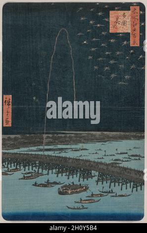 Feuerwerk in Ryōgoku, aus der Serie hundert Ansichten von berühmten Orten in Edo, 1858. Utagawa Hiroshige (Japanisch, 1797-1858). Farbholzschnitt; Blatt: 33.7 x 22 cm (13 1/4 x 8 11/16 Zoll). Die Ry-goku-Brücke, ein wiederholtes Thema von Hiroshiges Drucken, überspannt den Sumida-Fluss, der die belebten Stadtviertel Edo (heute Tokio) miteinander verbindet. Hier widmete Hiroshige fast die Hälfte der Komposition dem mit Feuerwerk glitzernden Nachthimmel. Restaurants und andere Unternehmen entlang des Flussufers sponserten diese schillernden Ausstellungen in den 1850er Jahren häufig. Die Pyrotechnik zog große Menschenmengen an, die sich versammelten Stockfoto