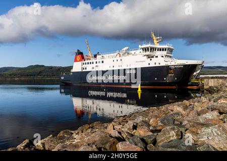 Kennacraig Ferry Port, Großbritannien. Oktober 2021. Im Bild: Wolken fangen an, sich über der MV Finlaggan im Kennacraig Ferry Port zu sammeln, bevor das Boot nach Islay abfährt. Kredit: Rich Dyson/Alamy Live Nachrichten Stockfoto