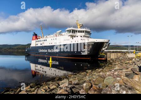 Kennacraig Ferry Port, Großbritannien. Oktober 2021. Im Bild: Wolken fangen an, sich über der MV Finlaggan im Kennacraig Ferry Port zu sammeln, bevor das Boot nach Islay abfährt. Kredit: Rich Dyson/Alamy Live Nachrichten Stockfoto