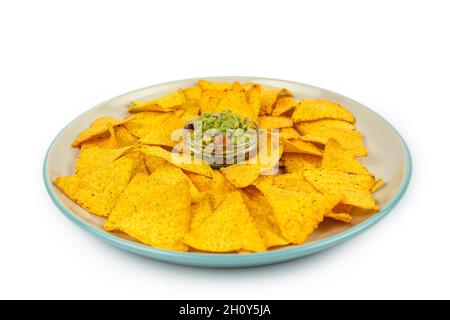 Knusprige Tortillas mit Guacamole-Sauce auf einem großen Teller, mexikanische Küche. Stockfoto