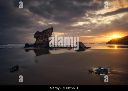 Sonnenaufgang am Strand von De Aguilar (Asturien - Spanien) Stockfoto