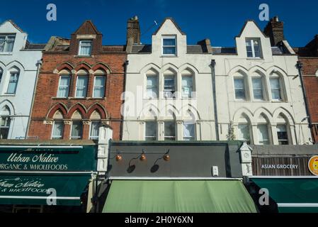 Häuser über den Geschäften auf der Stroud Green Road, Bezirk Haringey, London, Großbritannien Stockfoto