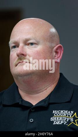 Hickman County Sheriff's Office Sgt. Jonathan Aydelott hört einem Redner während „Unser Gemeinschaftskampf: Erinnerung an unsere Lieben und Ehre ihres Vermächtnisses“ zu, einem öffentlichen Forum, das von der gemeinnützigen Booker D. Foundation am Freitag, den 1. Oktober 2021 im East Hickman Community Center in Lyles, Hickman County, TN, USA, veranstaltet wird. Die Stiftung wurde von der Familie von Booker Dalton Beard gegründet, einem Mann aus Hickman County, der genau ein Jahr zuvor und zwei Tage nach seinem 25. Geburtstag an einer Überdosis Drogen starb. (APEX MediaWire Foto von Billy Suratt) Stockfoto