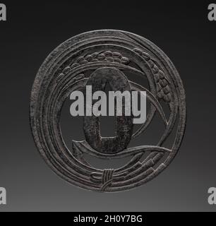 Schwertwächter (Tsuba) mit Riff, Anfang des 19. Jahrhunderts. Japan, Edo-Zeit (1615-1868). Eisen; Durchmesser: 7.2 cm (2 13/16 in.). Stockfoto