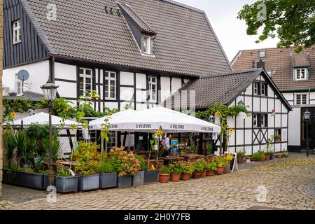 Deutschland, Nordrhein-Westfalen, Herdecke, Stiftsplatz 5, Fachwerkgebäude aus dem 18. Jahrhundert, beherbergt heute das Café „Panorama“, im anderen i Stockfoto