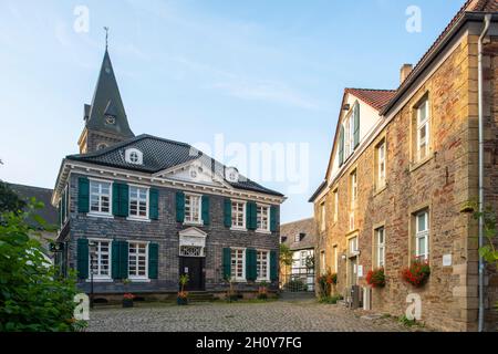 Deutschland, Nordrhein-Westfalen, Herdecke, Stiftsplatz 3, Steinbrinckhaus, Ein schieferes zweigeschossiges Fachwerkhaus im Stil einer Unternehm Stockfoto