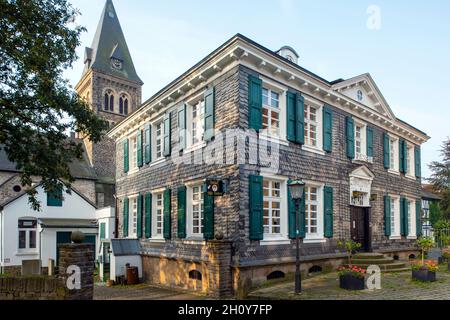 Deutschland, Nordrhein-Westfalen, Herdecke, Stiftsplatz 3, Steinbrinckhaus, Ein schieferes zweigeschossiges Fachwerkhaus im Stil einer Unternehmerin Stockfoto