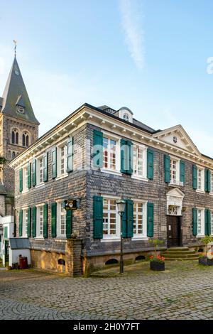 Deutschland, Nordrhein-Westfalen, Herdecke, Stiftsplatz 3, Steinbrinckhaus, Ein schieferes zweigeschossiges Fachwerkhaus im Stil einer Unternehmerin Stockfoto