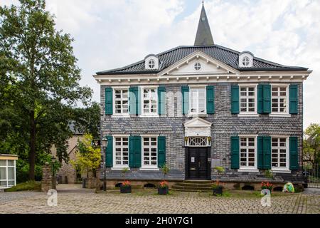 Deutschland, Nordrhein-Westfalen, Herdecke, Stiftsplatz 3, Steinbrinckhaus, Ein schieferes zweigeschossiges Fachwerkhaus im Stil einer Unternehmerin Stockfoto