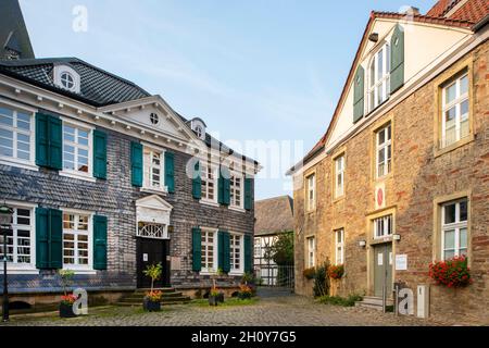 Deutschland, Nordrhein-Westfalen, Herdecke, Stiftsplatz 3, Steinbrinckhaus, Ein schieferes zweigeschossiges Fachwerkhaus im Stil einer Unternehm Stockfoto