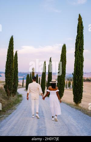 Toskana Italien, perfekte Straße Avenue durch Zypressen ideale toskanische Landschaft Italien, Paar Mann und Frau im Urlaub in Toscane Stockfoto