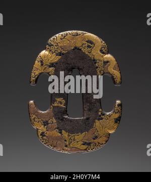 Schwertwächter, Anfang des 19. Jahrhunderts. Japan, Edo-Zeit (1615-1868). Eisen mit Goldeinlage (Kyoto-Typ); Durchschnitt: 5.8 x 4.5 cm (2 5/16 x 1 3/4 Zoll). Stockfoto