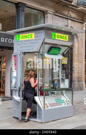 Barcelona, Spanien - 27. September 2021: EINST Kiosk, Nationale Organisation der Spanischen Blinden, auf den Ramblas von Barcelona Stockfoto