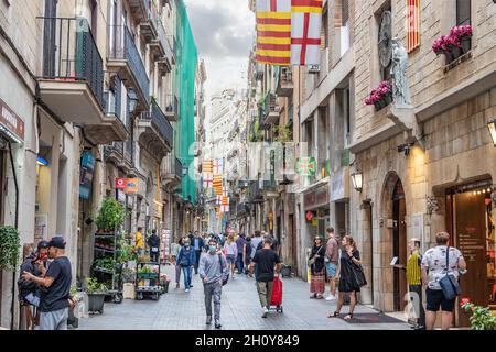 Barcelona, Spanien - 27. September 2021: Die Straße von Barcelona ist mit den Flaggen Kataloniens geschmückt Stockfoto