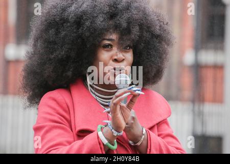 London, England, Großbritannien. Oktober 2021. Paternoster Square, London, Großbritannien, 15. Oktober 2021. Marvina Newton spricht leidenschaftlich mit der Menge in St. Paul's zum Start der Jubilee for Climate Kampagne durch Africans Rising UK. Es ist der Thomas-Sankara-Tag, der Jahrestag des Attentats des Präsidenten von Burkina Faso, aber auch der zehnte Jahrestag der Occupy London-Bewegung. Jubilee will ein Dach über der Streichung der nicht zu zahlenden Schulden sein, für die Sankara gekämpft hat, aber auch über alle progressiven, vereinenden Politiken, die darauf abzielen, die Klimakrise wirklich durch anzugehen Stockfoto