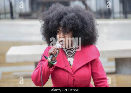 London, England, Großbritannien. Oktober 2021. Paternoster Square, London, Großbritannien, 15. Oktober 2021. Marvina Newton spricht leidenschaftlich mit der Menge in St. Paul's zum Start der Jubilee for Climate Kampagne durch Africans Rising UK. Es ist der Thomas-Sankara-Tag, der Jahrestag des Attentats des Präsidenten von Burkina Faso, aber auch der zehnte Jahrestag der Occupy London-Bewegung. Jubilee will ein Dach über der Streichung der nicht zu zahlenden Schulden sein, für die Sankara gekämpft hat, aber auch über alle progressiven, vereinenden Politiken, die darauf abzielen, die Klimakrise wirklich durch anzugehen Stockfoto