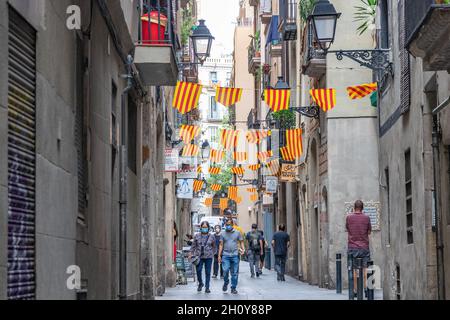 Barcelona, Spanien - 27. September 2021: Die Straße von Barcelona ist mit den Flaggen Kataloniens geschmückt Stockfoto