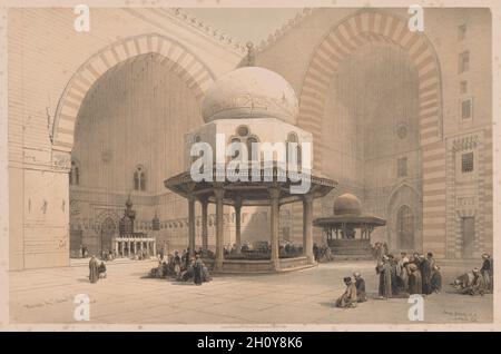 Egypt & Nubia, Band III, No. 8: Mosque of Sultan Hassan, Kairo, 1842-49. Louis Haghe (Brite, 1806-1885), nach David Roberts (Scottish, 1796-1864). Farblithographie; die Moschee und die Schule von Sultan Hassan wurden zwischen 1356 und 1363 während der Mamluk-Zeit (1250–1517) in Ägypten errichtet. Das Prestige des Projekts zog Handwerker aus der ganzen islamischen Welt an, die wahrscheinlich zu seinem innovativen Design beigetragen haben. Es ist möglich, dass Stein aus der Großen Pyramide von Gizeh in seiner Konstruktion verwendet wurde. Dieses Bild zeigt den zentralen Innenhof (Sahn) mit Waschbrunnen (für was Stockfoto