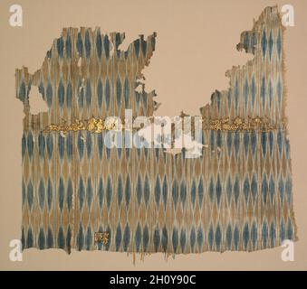 Ikat tiraz, 960-980. Jemen, San'a', Zaydi Imam-Zeit. Widerstandsgefärbte Kette (ikat); einfarbig gewebt mit Aufschrift: Baumwolle und Blattgold; insgesamt: 60.3 x 64.5 cm (23 3/4 x 25 3/8 Zoll); montiert: 67.9 x 74.3 cm (26 3/4 x 29 1/4 Zoll). Das „Flammenmuster“ wurde auf den vertikalen Kettfäden eingefärbt, bevor das Weben begann, sie fest zu binden, um dem Eindringen von Farbstoffen zu widerstehen, und für jede Farbe wiederholt. Der Prozess und das Gewebe werden ikat genannt, ein malaysisches Wort, das möglicherweise seinen Ursprung in Süd-Arabien hat. Die jemenitischen Ikaten mit historischen arabischen Inschriften aus dem 10. Jahrhundert gehören zu den ältesten bekannten. Dieser Text, writ Stockfoto