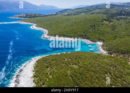 Luftaufnahme des Strandes von Dafnoudi in Kefalonia, Griechenland. Abgelegene Bucht mit reinem kristallklarem türkisfarbenem Meerwasser, umgeben von Zypressen Stockfoto