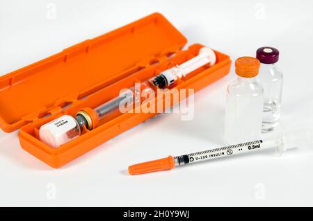 Injektionskit für diabetisches Insulin. Injektionskit für Glucagon-Hydrochlorid, mit kurz- und lang wirkenden Insulinfläschchen und Injektionsnadel mit Sicherheitsverschluss Stockfoto