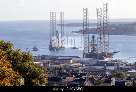 Dundee, Tayside, Schottland, Großbritannien.15. Oktober 2021. UK Wetter: Ein heller und warmer sonniger Herbstmorgen über Nordostschottland mit Temperaturen von bis zu 15 Grad Die Herbstlandschaft mit spektakulärer Aussicht die Edle Hans Duel Ölplattform wird von Schleppern auf einem ruhigen Fluss Tay in die Dundee-Docks geschleppt, um Reparaturen durchzuführen, und die Valaris Gorilla v11-Anlage, die im Dock sitzt, wird bald wieder abfahren. Kredit: Dundee Photographics/Alamy Live Nachrichten Stockfoto