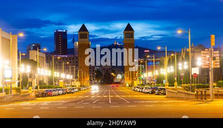 Nachtansicht der Avinguda de la Reina Maria Cristina und der Placa de Espana, Barcelona Stockfoto