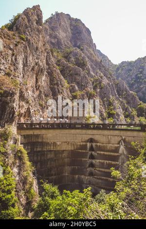 Blick auf den Damm in der Matka-Schlucht bei Skopje, Nordmakedonien im Sommer Stockfoto